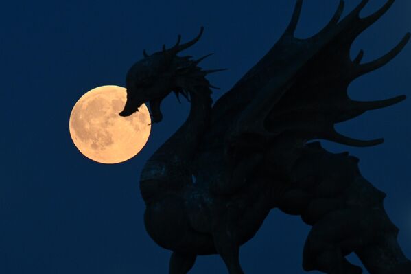 Потпуно помрачење Месеца у Казању. - Sputnik Србија