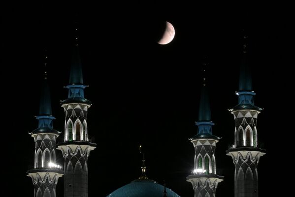 До „крвавог“ сјаја долази када се Месец нађе у Земљиној умбра сенки — тада долази до преламања Сунчеве беле светлости кроз Земљину атмосферу. Плави делови светла бивају распршени, док црвени пролазе и обасјавају Месец, дајући му карактеристичну бакарну боју. - Sputnik Србија