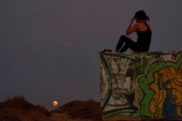 Месец излази пред помрачење у Хадери, Израел. - Sputnik Србија