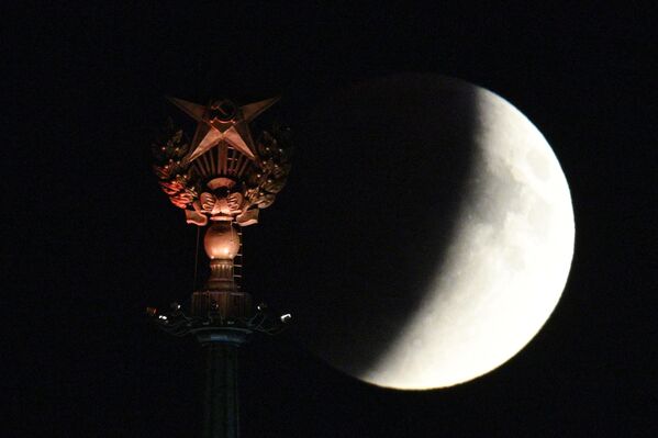 Месец током помрачења у Москви. - Sputnik Србија