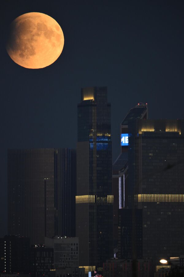 Потпуно помрачење Месеца у Москви. - Sputnik Србија