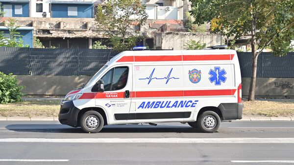 V Knez Mihailovi v Beogradu moški z nožem poškodoval tri osebe