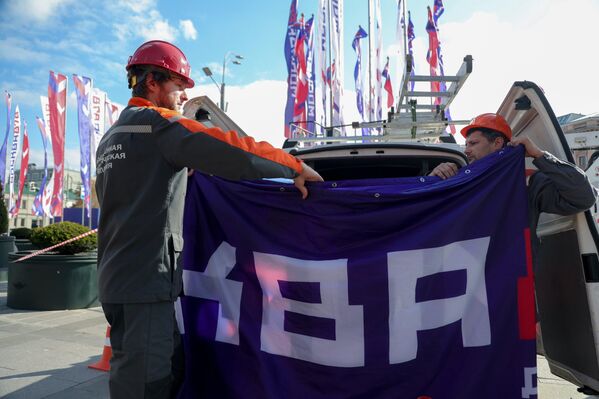 Постављање свечане  конструкције са медијским екраном на Кудринској тргу уочи Дана града. - Sputnik Србија