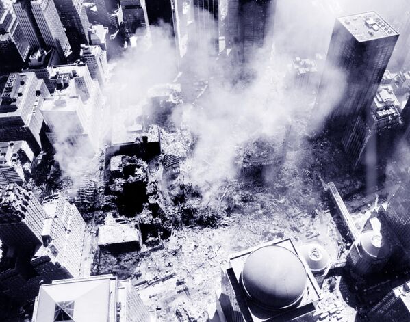 Fotografija pogleda iz vazduha nakon napada na lokaciju Svetskog trgovinskog centra u Njujorku. - Sputnik Srbija