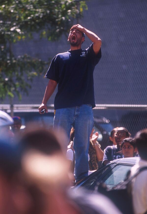 Čovek doziva prijatelja, užasnuto reagujući na urušavanje kula bliznakinja Svetskog trgovinskog centra. - Sputnik Srbija