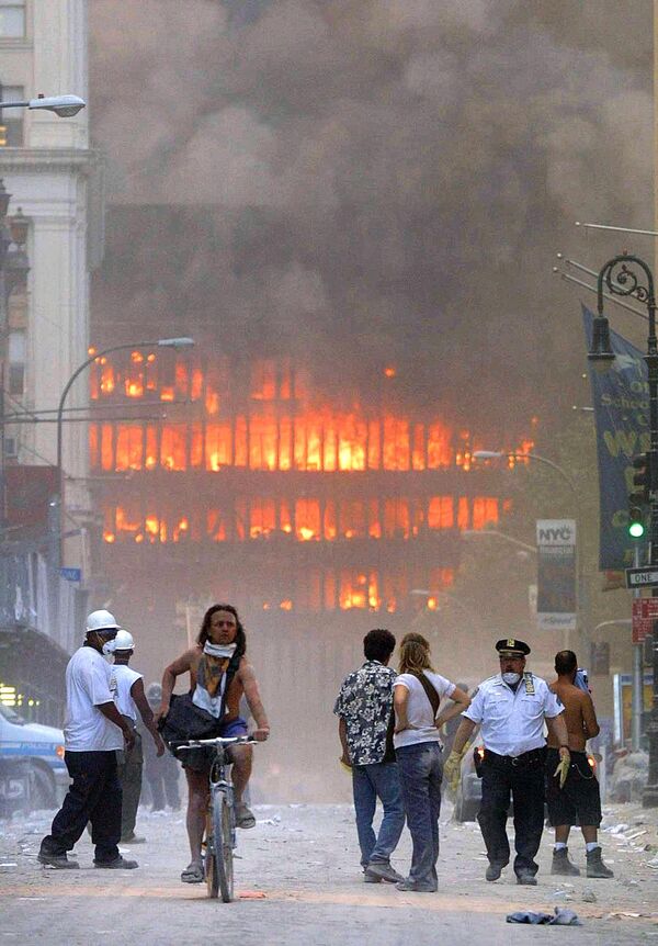 Ljudi hodaju ulicom gde su se zgrade Svetskog trgovinskog centra srušile. - Sputnik Srbija