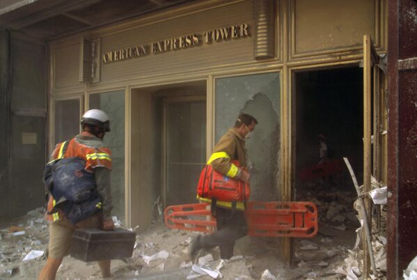 Dva spasioca koji ulaze u kulu Ameriken Ekspresa nakon napada. - Sputnik Srbija