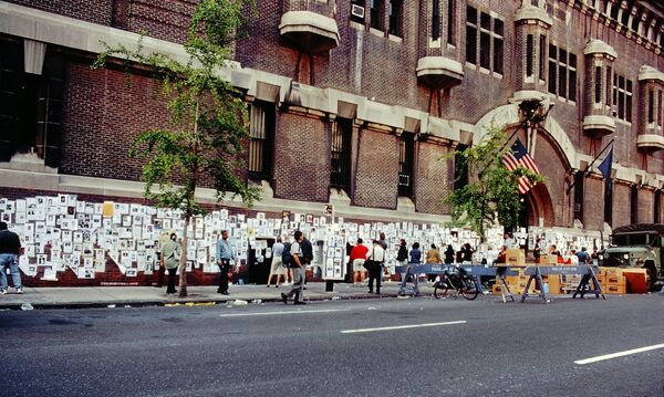 Zid zgrade ispunjen fotografijama nestalih prijatelja i porodice nakon terorističkih napada. - Sputnik Srbija