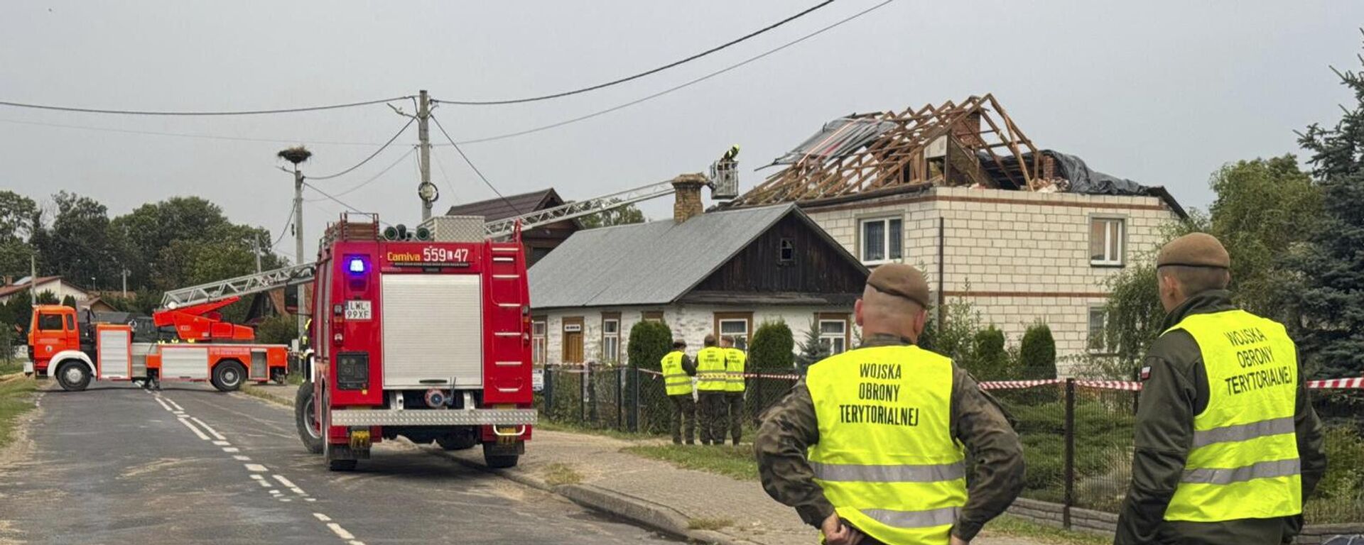 Ватрогасци и припадници територијалне одбране Пољске поред куће коју је оштетио дрон - Sputnik Србија, 1920, 11.09.2025