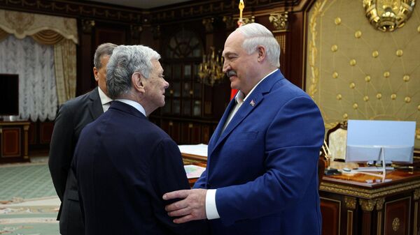 Predsednik Belorusije Aleksandar Lukašenko i specijalni izaslanik američkog predsednika Džon Kol - Sputnik Srbija