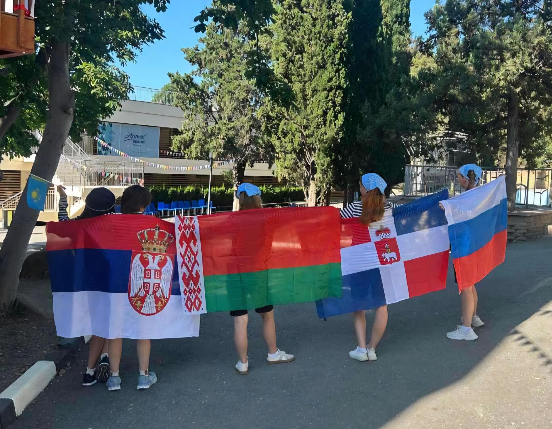 Svako za svojom zastavom - Srbija, Belorusija, Permski kraj, Rusija - Sputnik Srbija, 1920, 14.09.2025