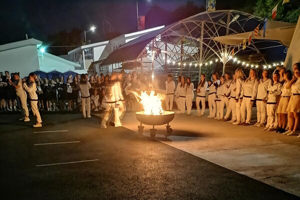 Veče uz logorsku vatru i igru - Sputnik Srbija