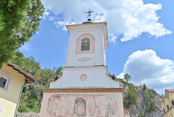 Vitovnica, kao i mnoge druge svetinje u braničevskoj Eparhiji, postali su nakon Oktobarske revolucije utočište ruskih monaha i monahinja. Raspoređeni u srpskim manastirima, ruski kluđeri su umnogome uticali na neposredno formiranje nekih od najvećih srpskih duhovnika 20. veka poput episkopa Nikolaja (Velimirovića), arhimandrita Justina (Popovića) kao i oca Tadeja - Sputnik Srbija