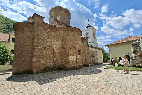 Manastirski kompleks sastoji se od crkve posvećene Uspenju Presvete Bogorodice, dva konaka, ostataka pećinske kapele i zidova starog utvrđenja - Sputnik Srbija
