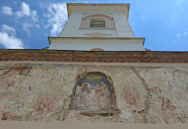 Od prvobitne crkve, u današnjem hramu sačuvani su samo njeni temelji. U srednjem delu hrama nalazi se grob nepoznatog monaha sinaita koji, iako je danas prazan, narod poštuje kao veliku svetinju. - Sputnik Srbija