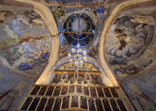  Kao ni prvobitne freske, tako ni ikone nisu sačuvane. Smatra se da je drveni ikonostas nastao tek u prvoj polovini 19. veka i to 1856. godine, a ikone koje se nalaze u ikonostasu datiraju iz 1831. i 1854. godine. - Sputnik Srbija