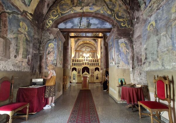 Kompletna obnova izvršena je 1856. godine, kada je dozidana priprata i zvonik, krov pokriven belim limom, obnovljeni konaci i trpezarija, a cela površina crkve živopisana. - Sputnik Srbija