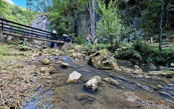 U neposrednoj blizini manastira, na mestu gde se reka Vitovnica pojavljuje iz klisure zvane Skop, nalazi se izvor Svetog Jovana Krstitelja za koga se veruje da je lekovit. Do lekovitog izvora dolazi se stazom od manastira, preko malog mosta na reci. - Sputnik Srbija