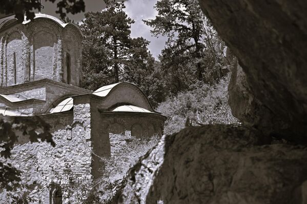 U vreme Kočine krajine Turci su hram i konake razorili, pa je od tada duži period manastir bio potpuno napušten i zarastao u korov. Obnovljen je tek u vreme Karađorđaa u obnovi su, pored monaha, učestvovali i svi viđeniji ljudi okolnih sela, među kojima i poznate ličnosti Karađorđevog ustanka. - Sputnik Srbija