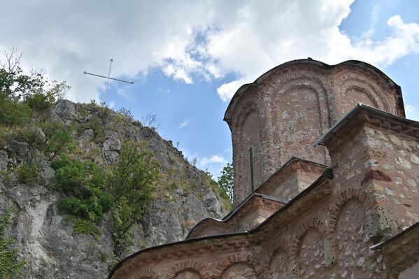 Poput mnogih drugih svetinja, i Vitovnica je delila tragičnu sudbinu srpskog naroda, pa su tako 1690. godine, bežeći od Turaka, kaluđeri spas pronašli u manastiru Bešenovo ponevši sa sobom čuveno Vitovničko jevanđelje.  - Sputnik Srbija