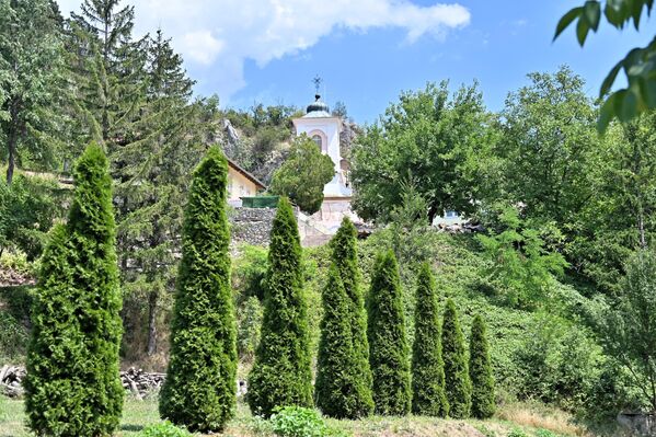 Izgrađen je na uzdignutom platou iznad reke Vitovnice, na mestu gde ona izlazi iz tesnaca klisure Sklop, na krajnjim zapadnim obroncima Homoljskih planina desetak kilometara istočno od Petrovca na Mlavi. - Sputnik Srbija