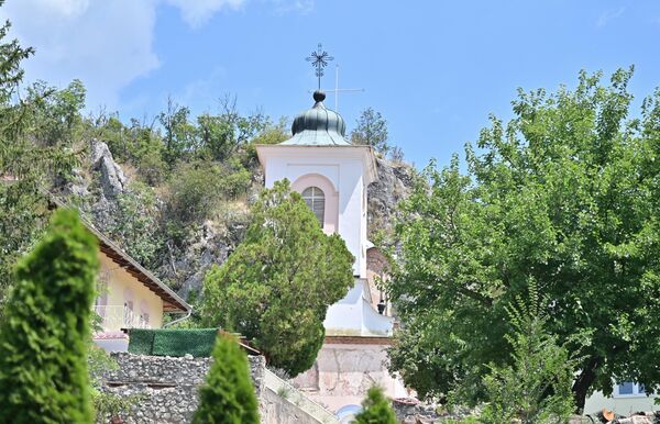 U pust i spaljen manastir 1946. godine za igumana je postavljen jeromonah Hrizostom Pajić, koji je u izuzetno teškim uslovima manastir obnovio. Zaslugom posleratnih igumana Vitovnice, među kojima se posebno ističe Tadej Štrbulović(otac Tadej), pravoslavna svetinja se podigla iz pepela - Sputnik Srbija