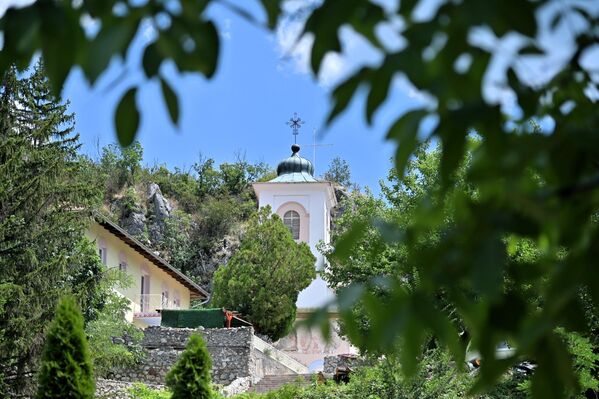 U bujnom zelenilu ispod okomite stene brda Vranj, ugnezdio se manastir Vitovnica-svetinja posvećena prazniku Uspenja Presvete Bogorodice - Sputnik Srbija