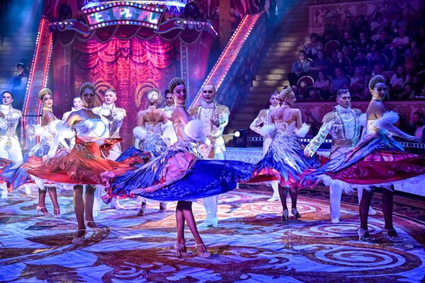 Парада уметника на IV Међународном фестивалу циркуских уметности „Без граница“ на великој сцени Санктпетербуршког државног циркуса на Фонтанки. Парада уметника на IV Међународном фестивалу циркуских уметности „Без граница“ на великој сцени Санктпетербуршког државног циркуса на Фонтанки. - Sputnik Србија