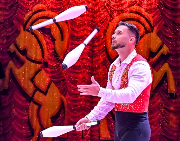 Жонглер Давид Кастањера (Шпанија-Португалија) током наступа на фестивалу. Жонглер Давид Кастањера (Шпанија-Португалија) током наступа на фестивалу. - Sputnik Србија