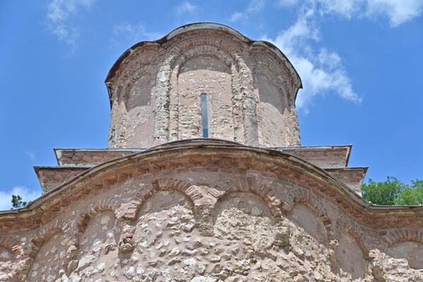 Kao manstir, prvi put se pominje u poreskim knjigama 1476. godine, kao manastir Svetog Nikole u Ždrelu, a kasnije kao mesto na kome je Ali-beg (Đerđelez Alija) od crkve napravio kuću i uredio svoje boravište, kako bi sa pristojne udaljenosti i visine kontrolisao prolaze prema Gornjačkoj klisuri.  - Sputnik Srbija