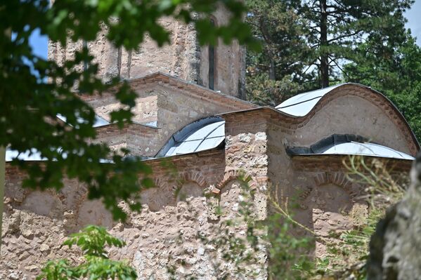 Iako osnivačka povelja ne postoji, veruje se da je svetinju, kao svoju zadužbinu, podigao kralj Milutin krajem trinaestog veka u znak zahvalnosti za pobedu nad bugarskim odmetnicima, tatarskog porekla, Drmanom i Kudelinom, koji su godinama harali ovim krajevima. - Sputnik Srbija