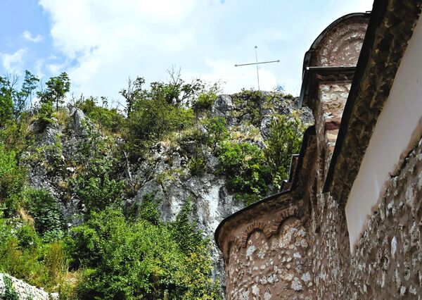 Na steni, koja se uzdiže iznad manastira, po predanju, bila je mala crkvica (kapela) čiji se ostaci još poznaju i omanja pećina. Predanje govori da su se u njoj, još daleko pre postanka manastira Vitovnice, podvizavali monasi i mala crkvica na kamenu služila im je za bogosluženje. - Sputnik Srbija