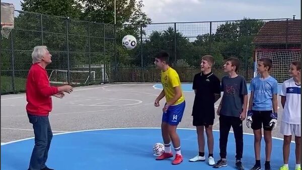 Legendarni fudbaler Dule Savić obradovao decu u Goraždevcu - Sputnik Srbija