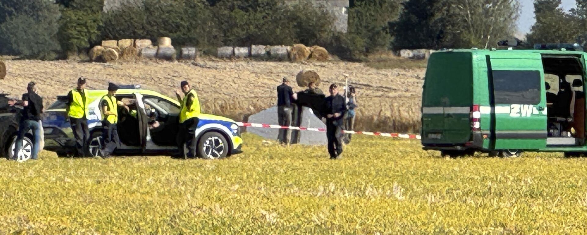 Пољска полиција и војна полиција на месту пада дрона у Пољској - Sputnik Србија, 1920, 14.09.2025