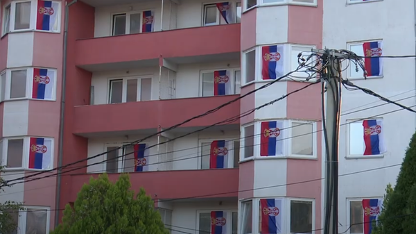 U Severnoj Mitrovici istaknute zastave Srbije podovom Dana srpskog jedinstva - Sputnik Srbija