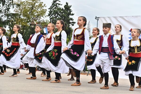Најмлађи посетиоци су, поред уживања у наступу својих вршњака, имали прилику да учествују у креативним радионицама "Традиција прича причу" и "Везуљак и чворуљак". - Sputnik Србија
