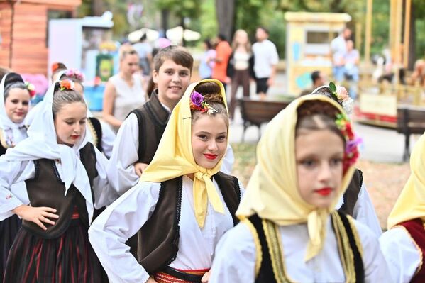 Посебан тон прослави Дана традиције дало је шаренило народних ношњи. - Sputnik Србија