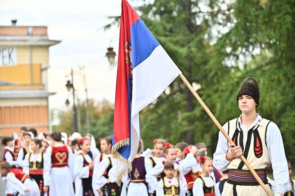 Манифестацију је отворио Хор Дечјег културног центра Београд извођењем химне Србије и етно нумера. - Sputnik Србија