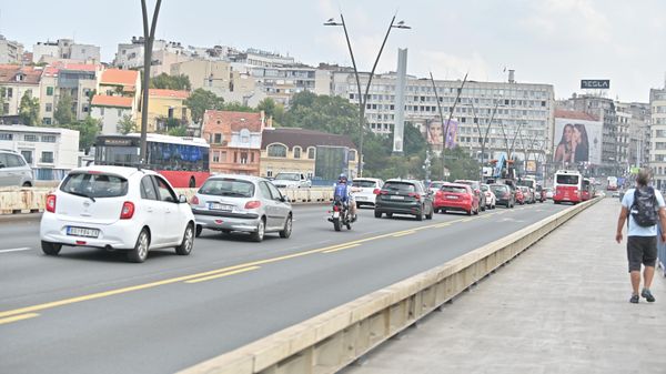 Аутомобил се преврнуо на кров на Бранковом мосту, једна особа повређена, успорен саобраћај