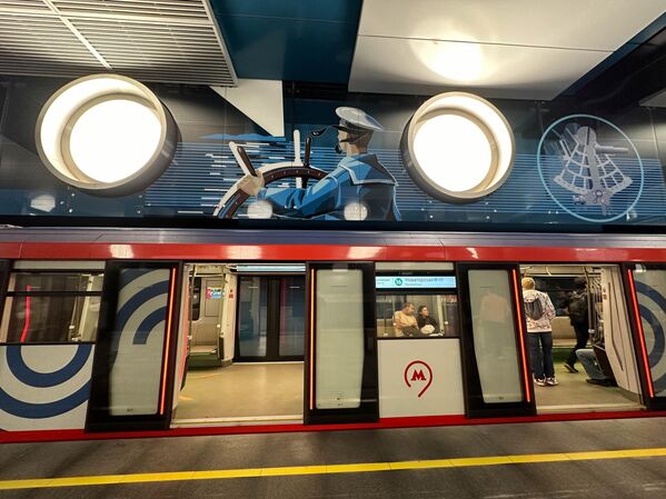 Лампе на зидовима колосека су направљене у облику бродских прозора, а између њих су постављене уметничке композиције техником штампе на стаклу. - Sputnik Србија