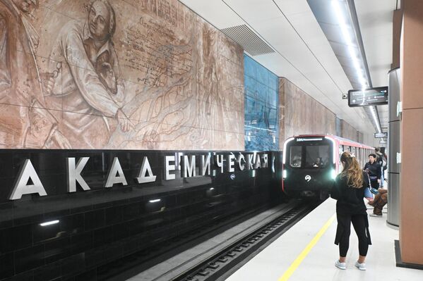 Интересантно је осмишљена и станица „Академска“.Као уметничка декорација  на зидовима су постављене слике зграде Академије наука и портрети истакнутих научника из различитих епоха, рађене техником која комбинује елементе класичног сликарства и модерне уметности. - Sputnik Србија