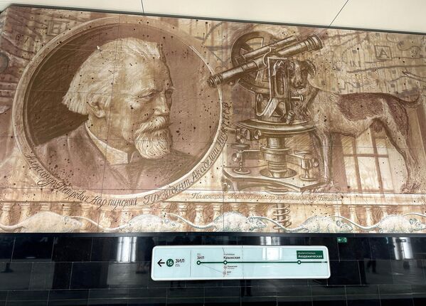 Међу портретима који красе зидове станице &quot;Академска&quot; су и портрет  лекара Петра Великог и првог председника Санктпетербуршке академије наука Лаврентија Блументроста, затим  директора Санктпетербуршке библиотеке Академије наука Ивана Шумахера, као и једног од оснивача хемијске физике и добитника Нобелове награде Николаја Семјонова. - Sputnik Србија