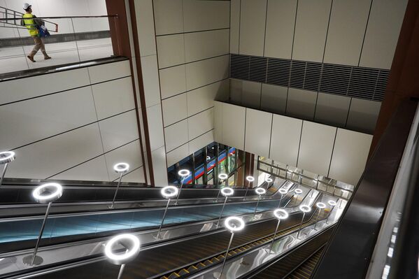 Овом линијом саобраћају искључиво руски возови „Москва-2024“ са побољшаном аеродинамиком, модерним ентеријером, ширим вратима, седиштима и пролазима између њих. - Sputnik Србија