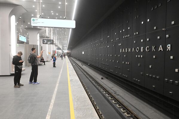 На станици „Вавиловска“ је уметање челичних елемената са површином огледала на црном зиду  дизајнирано тако да не заслепљује возача. Трепереће светло виде  само путници који чекају долазак воза, а перонска светла пречника од 10 до 30 центиметара стварају ефекат покретних светлосних честица. - Sputnik Србија