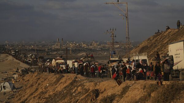 Raseljeni Palestinci napuštaju severnu Gazu peške i u vozilima - Sputnik Srbija