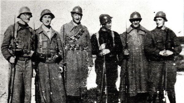 Grupa jugoslovenskih boraca. Među njima su jevrejski borci Artur Keršner i Ivan Lebi - Sputnik Srbija