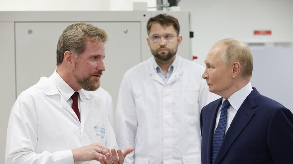 Ruski predsednik Vladimir Putin sa onkolozima - Sputnik Srbija