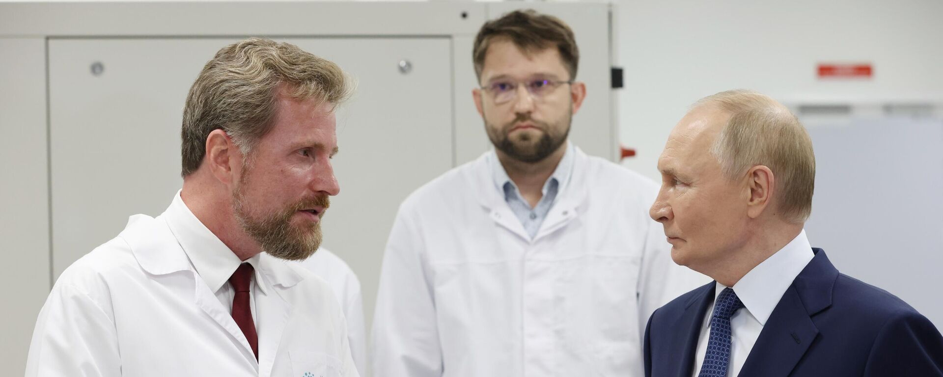 Руски председник Владимир Путин са онколозима - Sputnik Србија, 1920, 16.09.2025