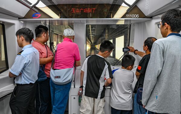 Грађани Кине на линији 11 аутономног метроа. Грађани Кине на линији 11 аутономног метроа. - Sputnik Србија