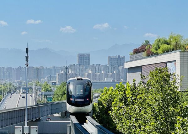 „SkyShuttle”, воз без возача улази у станицу у провинцији Шанси у Кини. „SkyShuttle”, воз без возача улази у станицу у провинцији Шанси у Кини. - Sputnik Србија